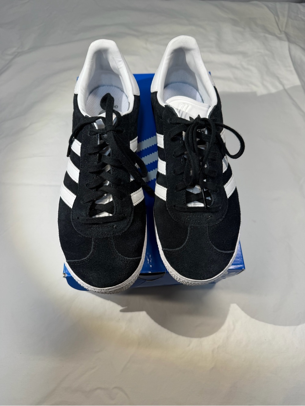 Big Kids/Womans Sz 6/ 39 Suede Gazelle Retro Black & White Sneakers. Like New.